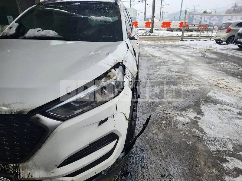 Photo 2 of 41: 2017 Hyundai Tucson, VIN KMHJ2815GHU373740 — Korean insurance auction