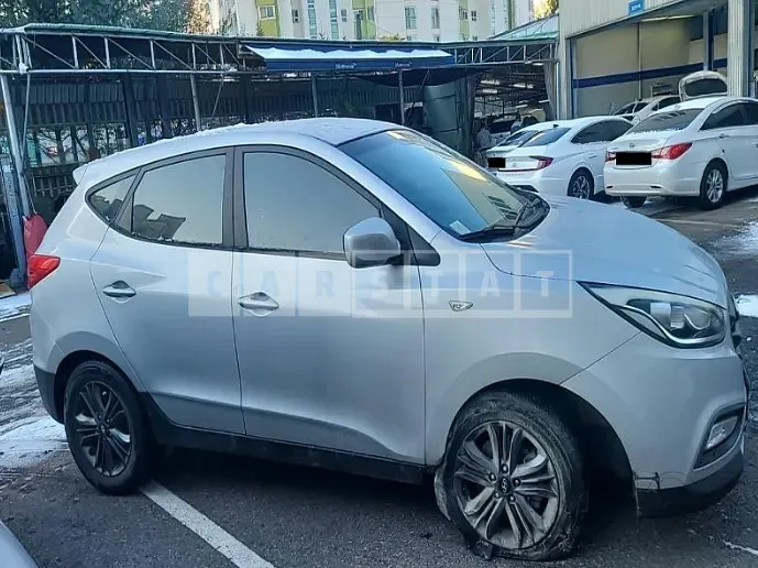 Photo 2 of 30: 2015 Hyundai Tucson, VIN KMHJT81VBFU091465 — Korean insurance auction