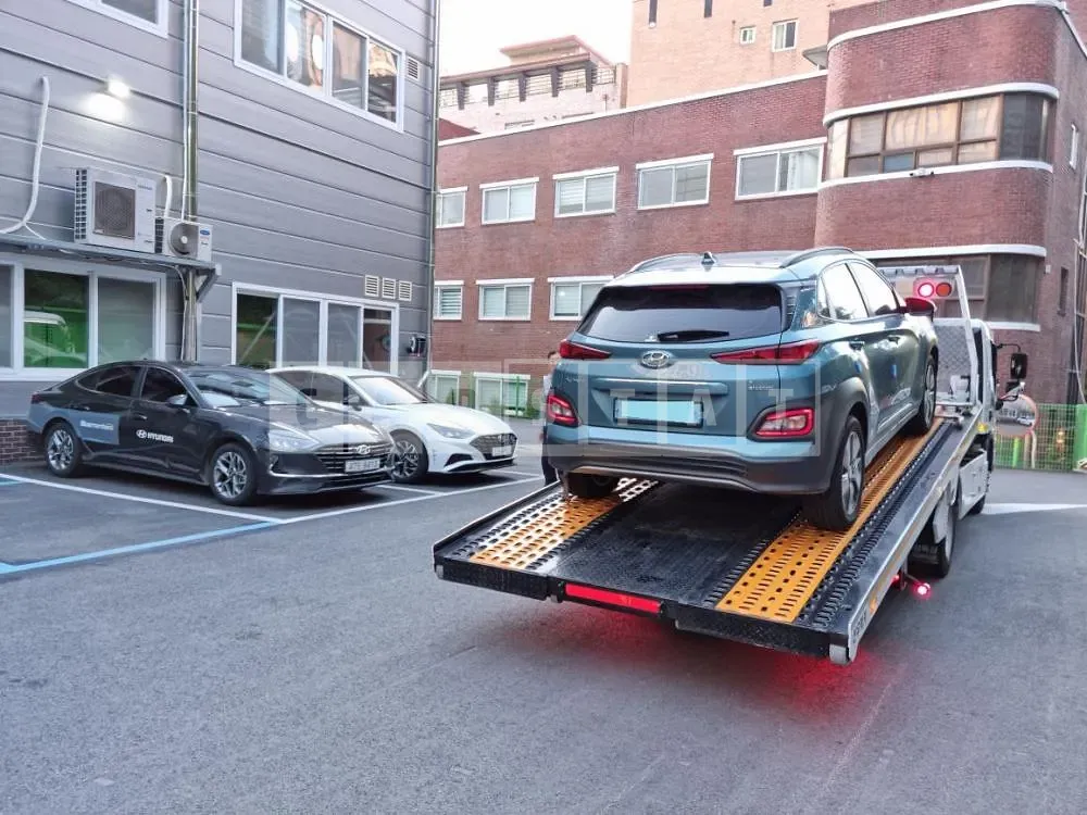 Photo 2 of 11: 2019 Hyundai Kona Electric, VIN KMHK381GFKU032403 — Korean insurance auction