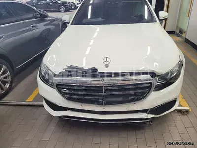 Photo 1 of 12: 2019 Mercedes-Benz E 300 4Matic, VIN WDDZF4KB5KA675678 — Korean insurance auction