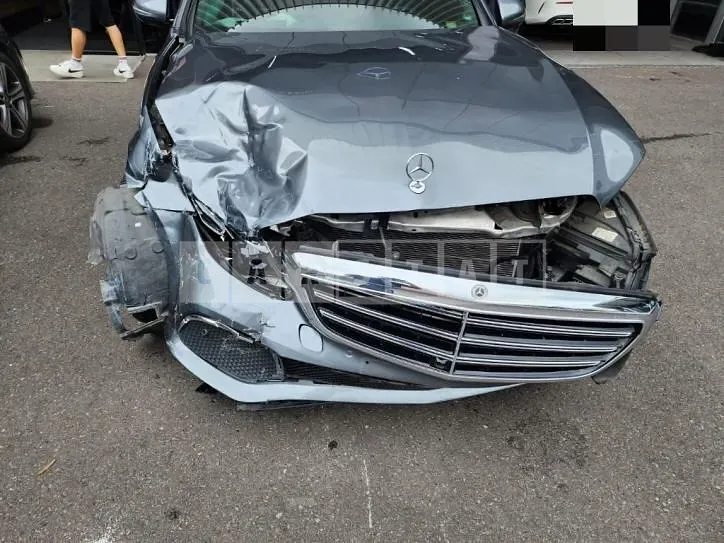 Photo 2 of 23: 2018 Mercedes-Benz E300 4Matic, VIN WDDZF4KB2KA557572 — Korean insurance auction