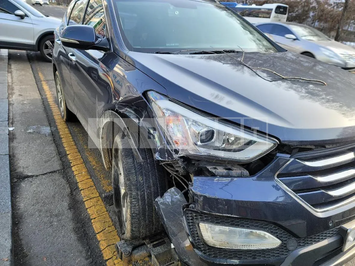 Photo 2 of 11: 2014 Hyundai Santa Fe, VIN KMHSW81UDFU411083 — Korean insurance auction