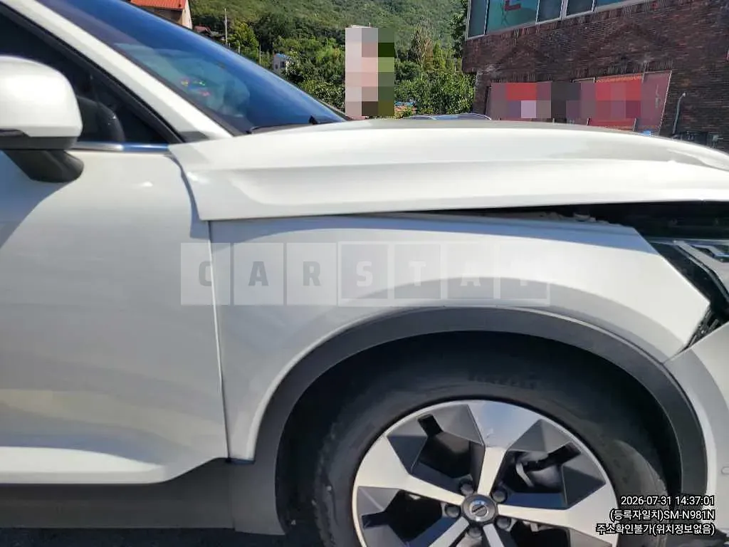 Photo 2 of 18: 2024 Volvo XC40B4 AWD — Korean insurance auction