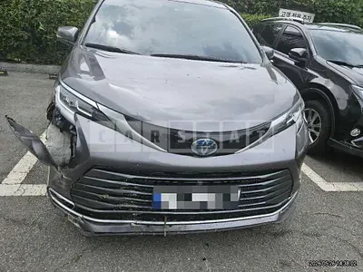 Photo 1 of 14: 2023 Toyota Siena Hybrid AWD — Korean insurance auction