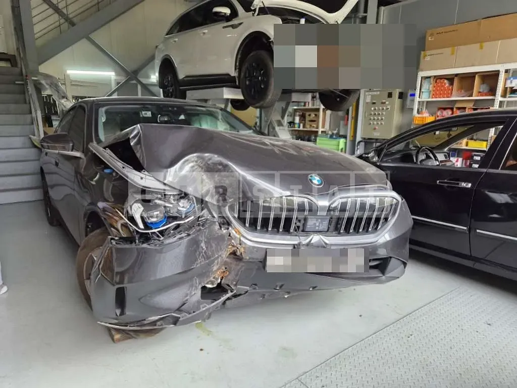 Photo 2 of 12: 2023 BMW 520i — Korean insurance auction