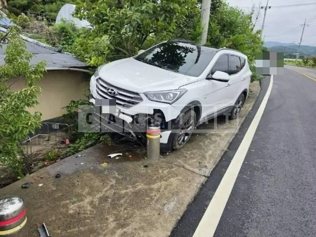 Photo 2 of 5: 2016 Hyundai Santa Fe 2.0 — Korean insurance auction