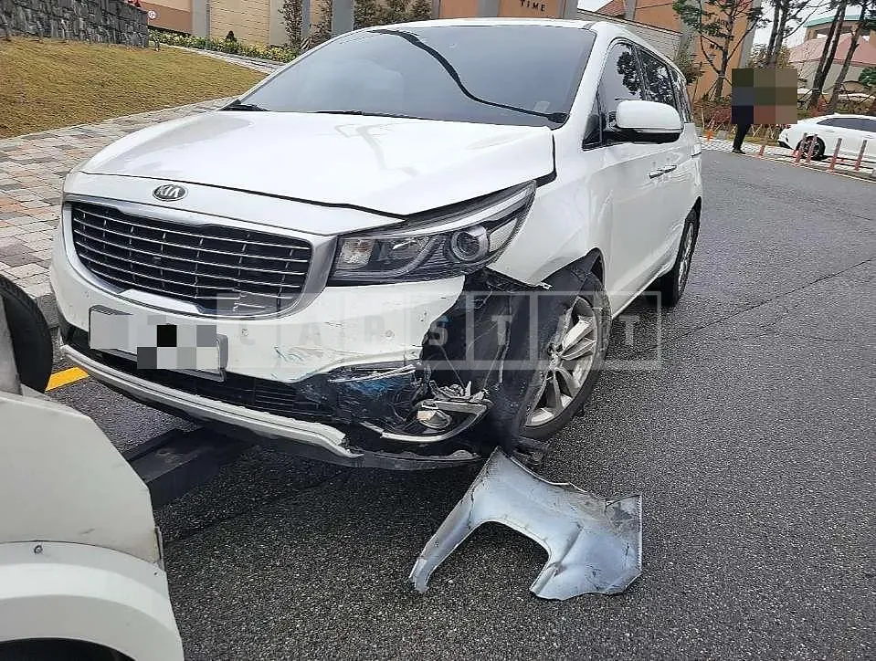 Photo 2 of 7: 2018 Kia Carnival — Korean insurance auction