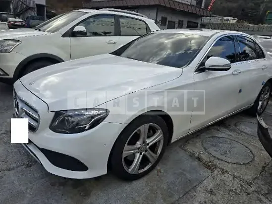 Photo 2 of 31: 2017 Mercedes-Benz E220d — Korean insurance auction