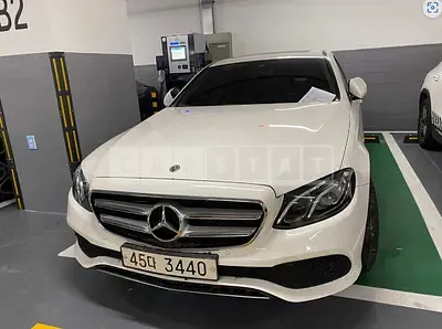Photo 1 of 15: 2018 Mercedes-Benz E 200, VIN WDDZF4CB2JA412500 — Korean insurance auction