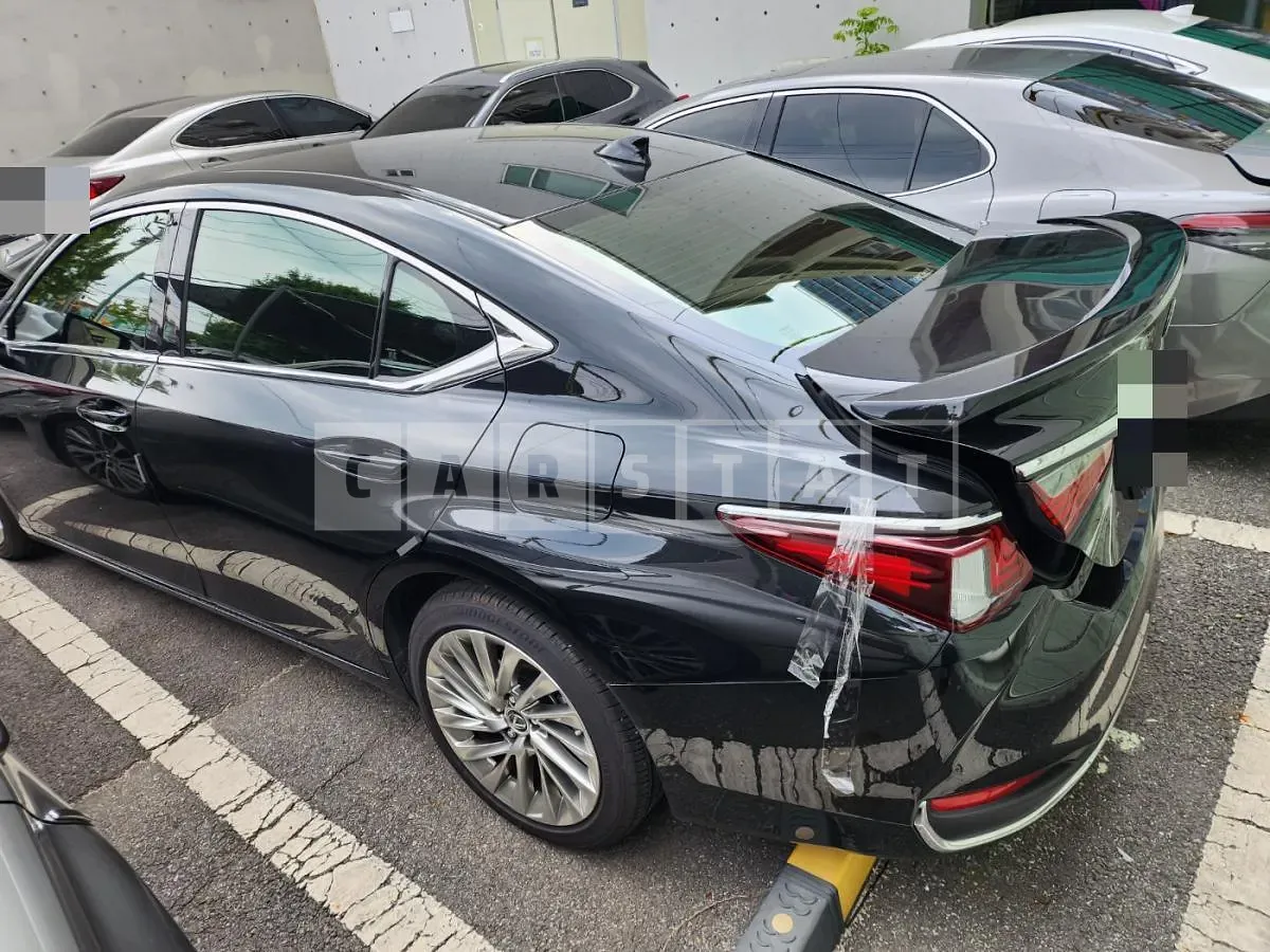 Photo 2 of 5: 2022 Lexus ES300h, VIN JTHBA1C19P2012208 — Korean insurance auction