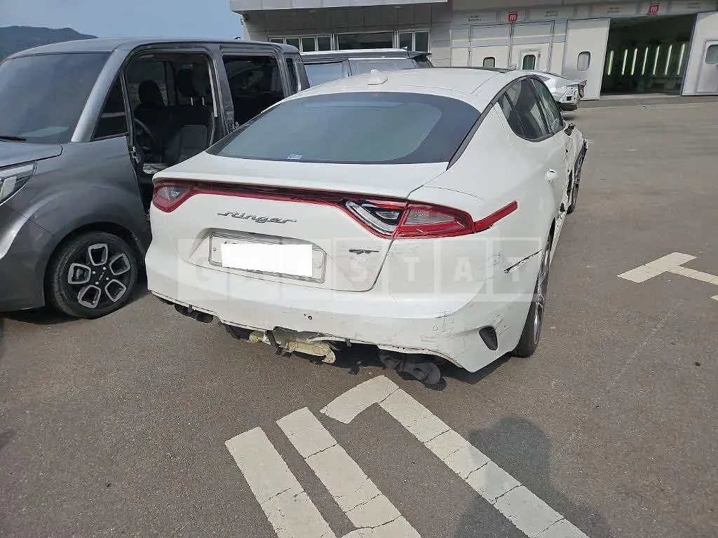 Photo 2 of 17: 2018 Kia Stinger, VIN KNAE751CBJS029587 — Korean insurance auction