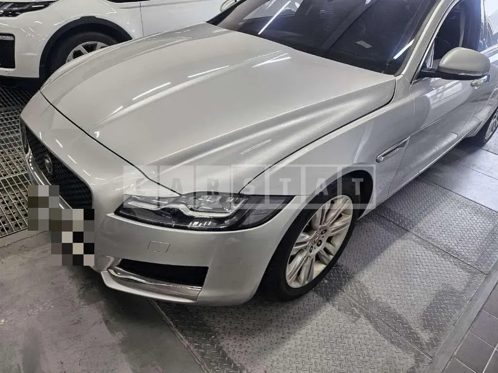 Photo 2 of 10: 2017 Jaguar XF 20d — Korean insurance auction