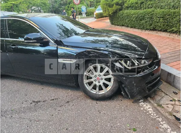 Photo 2 of 7: 2016 Jaguar XE 2.0d — Korean insurance auction