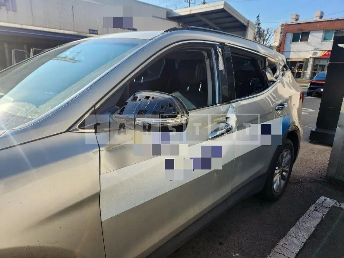 Photo 2 of 8: 2016 Hyundai Santa Fe DM, VIN KMHSW81XBGU661408 — Korean insurance auction
