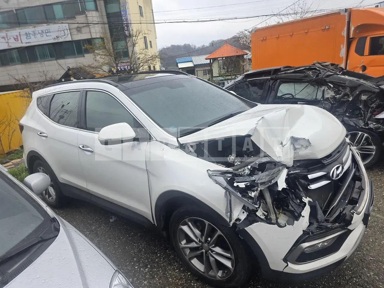 Photo 2 of 16: 2016 Hyundai Santa Fe, VIN KMHSW81UBGU679304 — Korean insurance auction