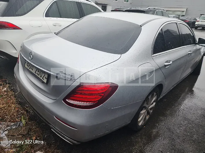 Photo 2 of 19: 2018 Mercedes-Benz E300 4Matic, VIN WDDZF4KB7JA295577 — Korean insurance auction