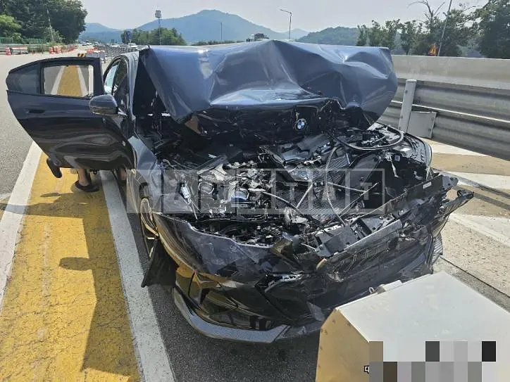 Photo 2 of 6: 2024 BMW 530i xDrive — Korean insurance auction