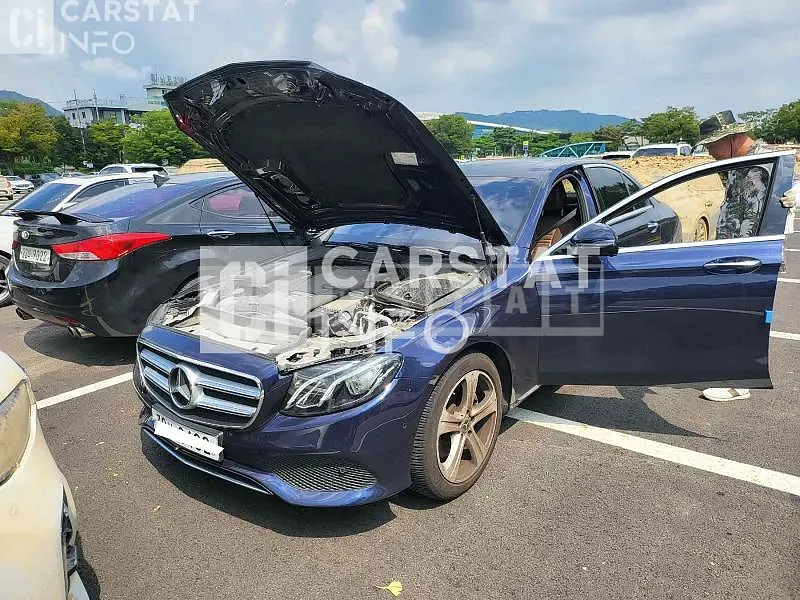 Photo 2 of 10: 2018 Mercedes-Benz E200, VIN WDDZF4CB9JA383285 — Korean insurance auction