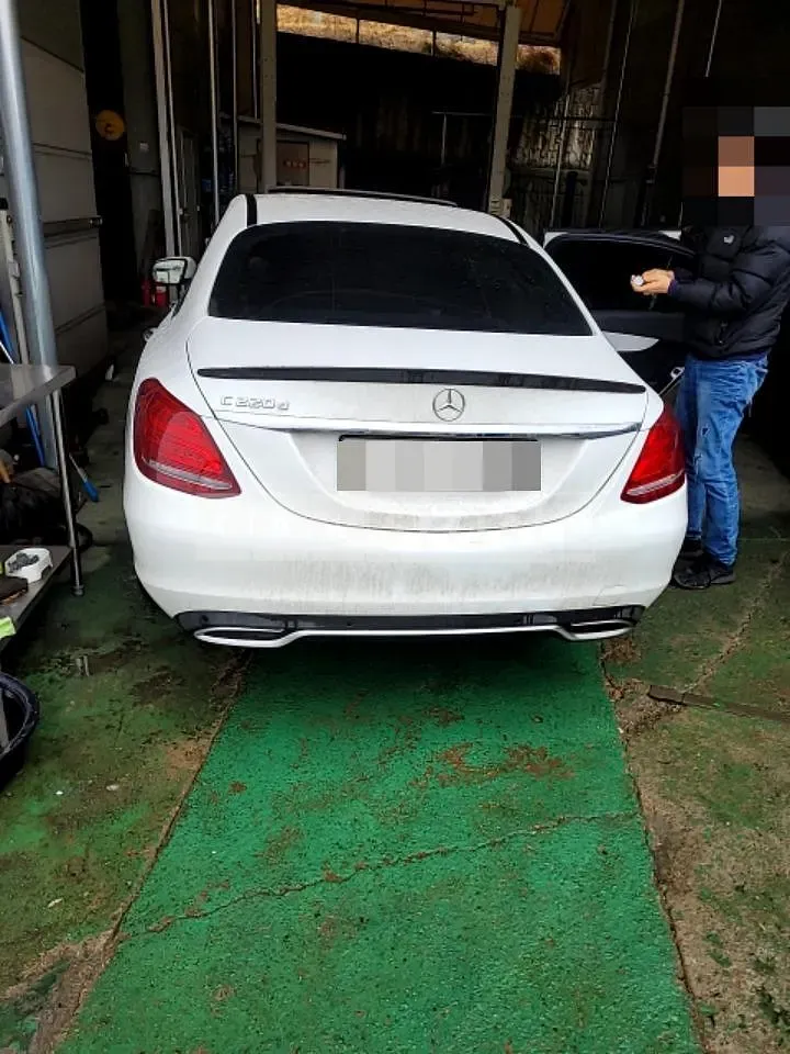 Photo 2 of 18: 2017 Mercedes-Benz C220 d, VIN WDDWF0EBXJR330525 — Korean insurance auction