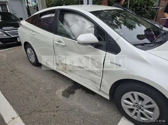 Photo 2 of 9: 2017 Toyota Prius — Korean insurance auction