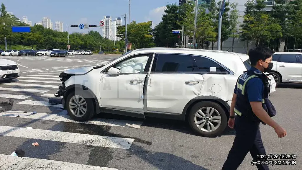 Photo 2 of 12: 2017 Kia Sorento, VIN KNAPS81ABHA342589 — Korean insurance auction