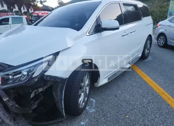 Photo 2 of 5: 2019 Kia Carnival, VIN KNAME81ABKS527697 — Korean insurance auction
