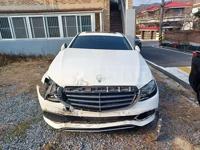 Photo 1 of 12: 2017 Mercedes-Benz E220d 4Matic, VIN WDDZF0FB9HA270323 — Korean insurance auction