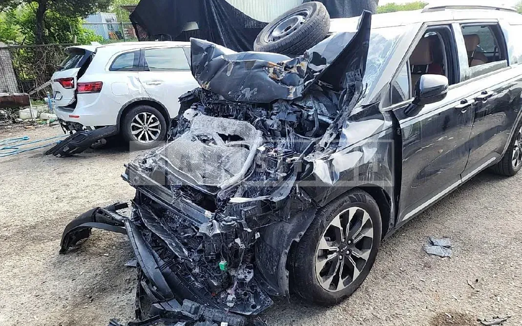 Photo 2 of 13: 2023 Kia Carnival — Korean insurance auction