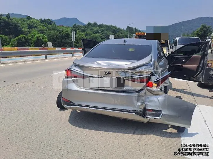 Photo 2 of 33: 2024 Lexus ES300h — Korean insurance auction