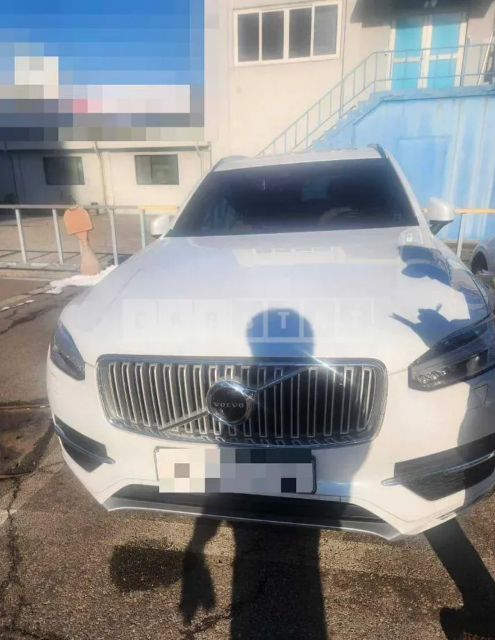 Photo 2 of 18: 2018 Volvo XC90D5 AWD, VIN YV1LF68TCJ1354194 — Korean insurance auction