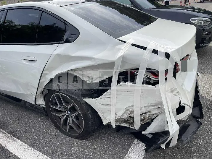 Photo 2 of 14: 2024 BMW 520i — Korean insurance auction