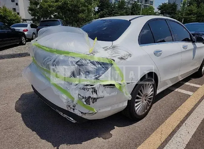 Photo 2 of 9: 2017 Mercedes-Benz C200, VIN WDDWF4CB8HF445372 — Korean insurance auction