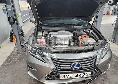 Photo 1 of 10: 2018 Lexus ES300h, VIN JTHBW1GG2J2178674 — Korean insurance auction
