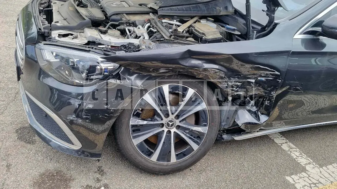 Photo 2 of 24: 2020 Mercedes-Benz E300e, VIN W1KZF5EB3MA882820 — Korean insurance auction