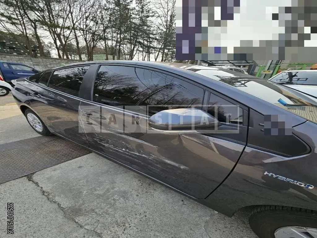 Photo 2 of 15: 2017 Toyota Prius — Korean insurance auction