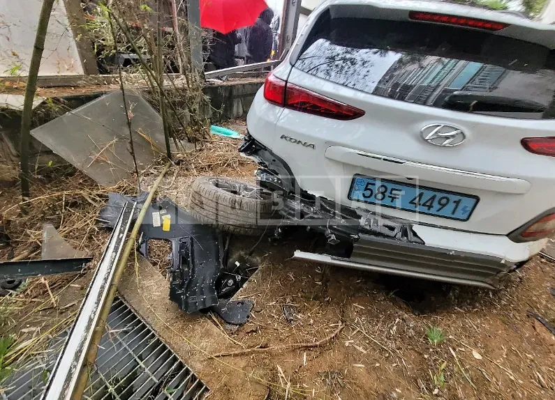 Photo 2 of 28: 2020 Hyundai Kona Electric, VIN KMHK381GFLU096627 — Korean insurance auction