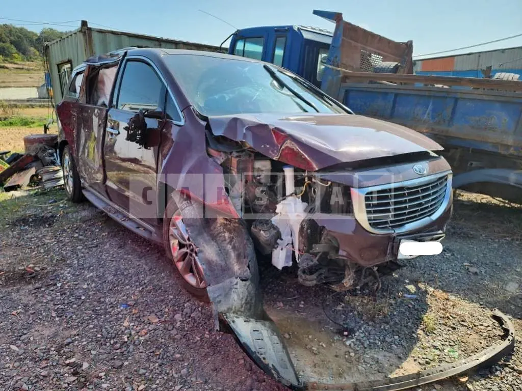 Photo 2 of 17: 2015 Kia Carnival, VIN KNAME81ABFS015105 — Korean insurance auction