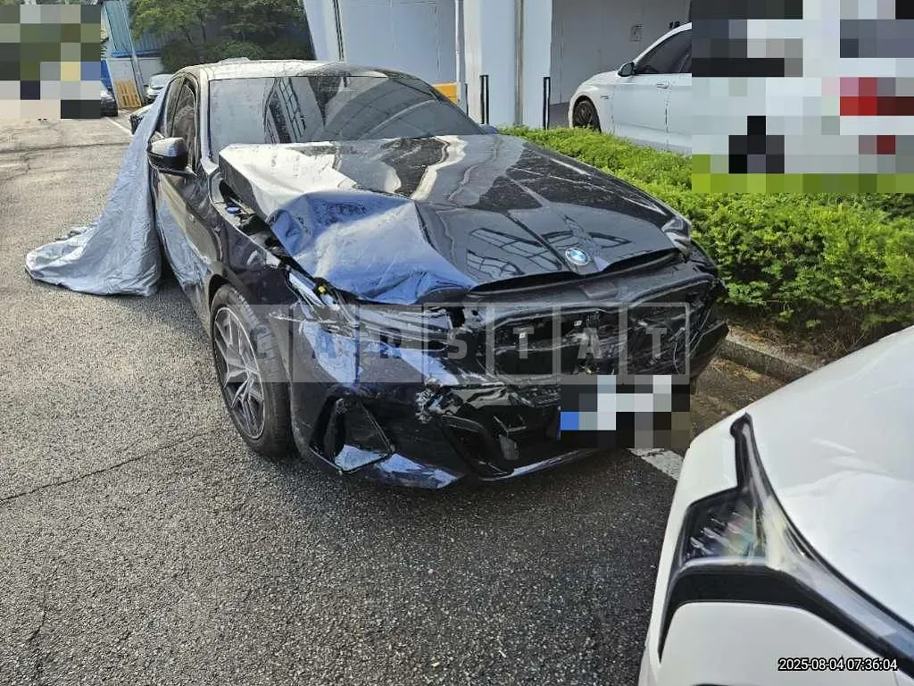 Photo 2 of 42: 2025 BMW 520i — Korean insurance auction
