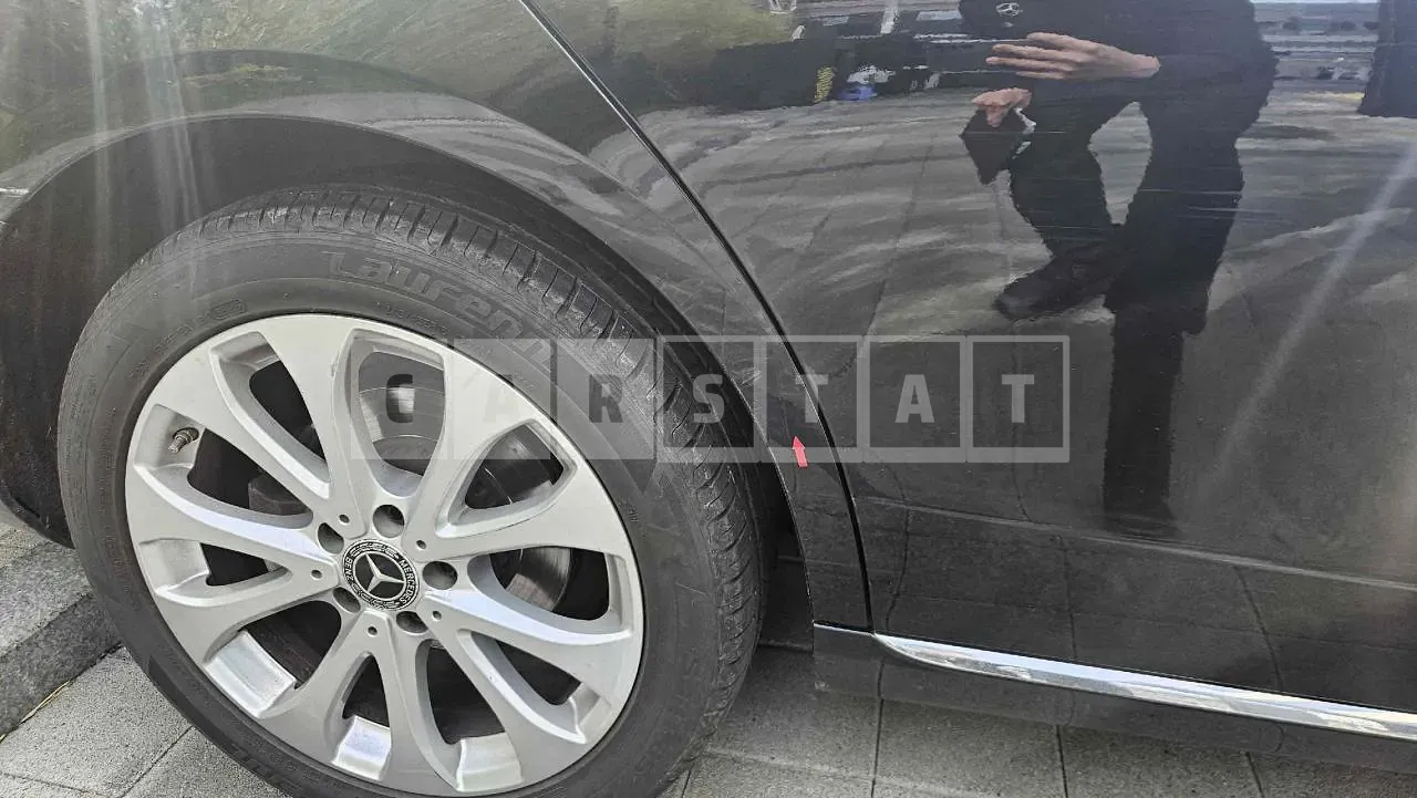 Photo 2 of 17: 2019 Mercedes-Benz E300 4Matic, VIN WDDZF4KB3KA613602 — Korean insurance auction