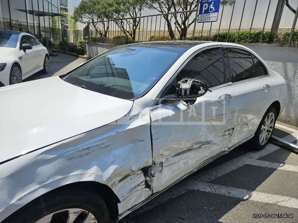 Photo 2 of 16: 2017 Mercedes-Benz E300 — Korean insurance auction