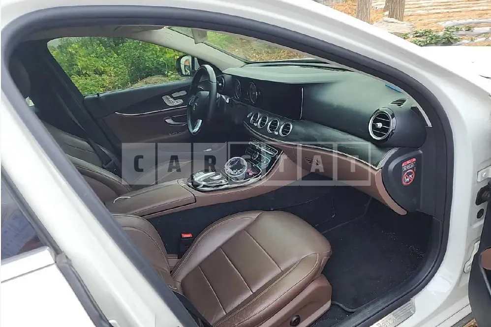 Photo 2 of 31: 2017 Mercedes-Benz E220d — Korean insurance auction