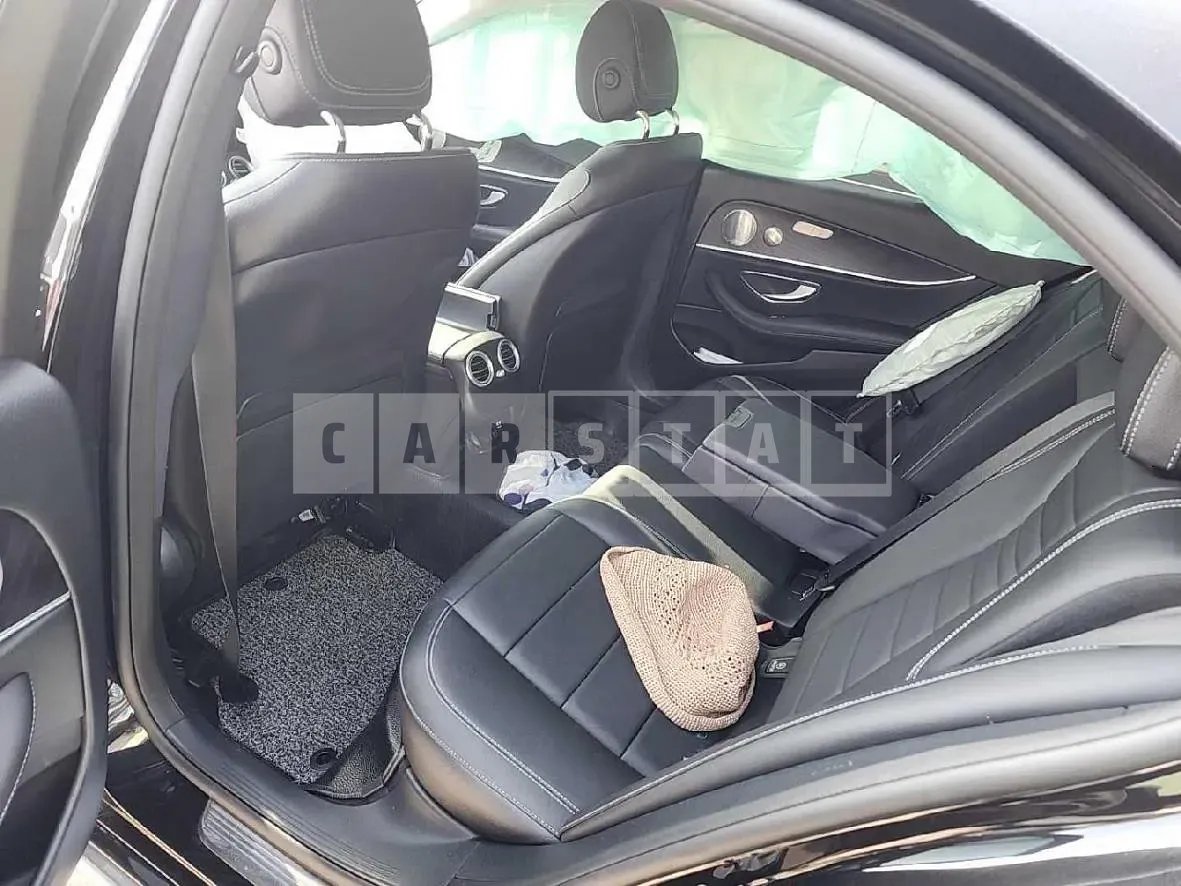 Photo 2 of 25: 2018 Mercedes-Benz E300 4Matic, VIN WDDZF4KB7KA558409 — Korean insurance auction