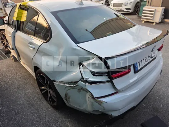 Photo 2 of 10: 2022 BMW 320i — Korean insurance auction