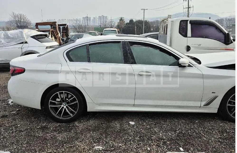 Photo 2 of 41: 2022 BMW 520i — Korean insurance auction