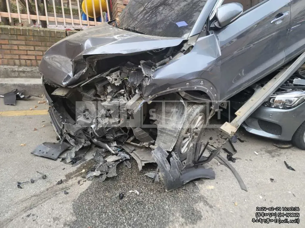 Photo 2 of 16: 2017 Hyundai Tucson, VIN KMHJ3815GHU381550 — Korean insurance auction