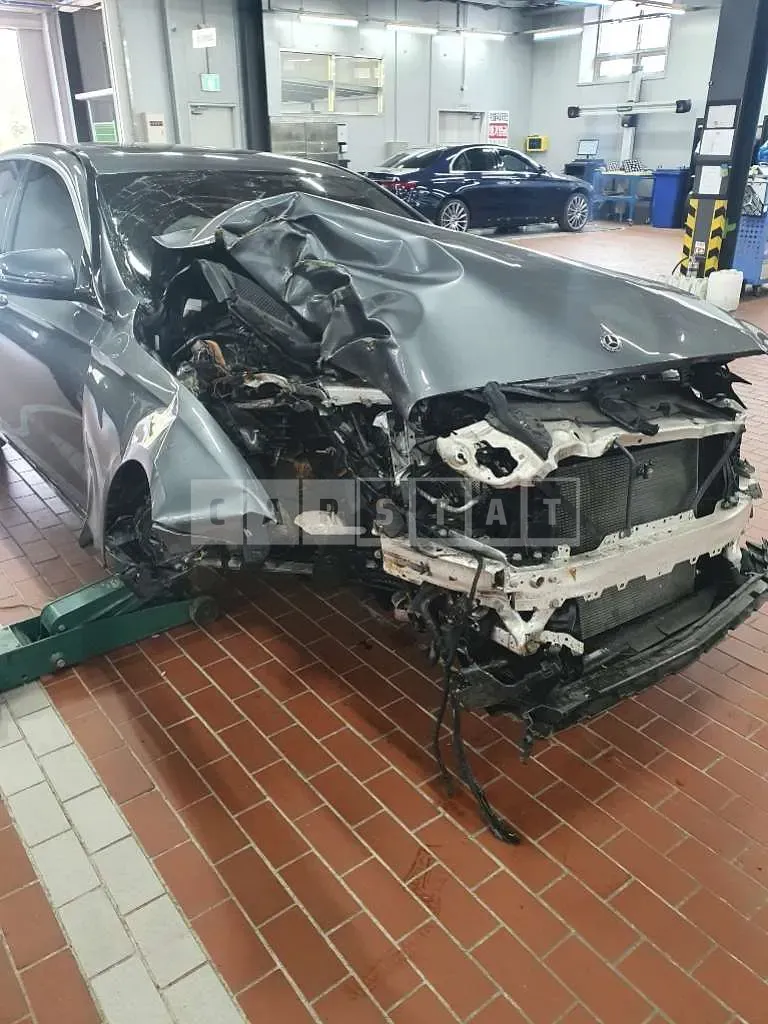 Photo 2 of 18: 2018 Mercedes-Benz E220d, VIN WDDZF0EB7JA450990 — Korean insurance auction