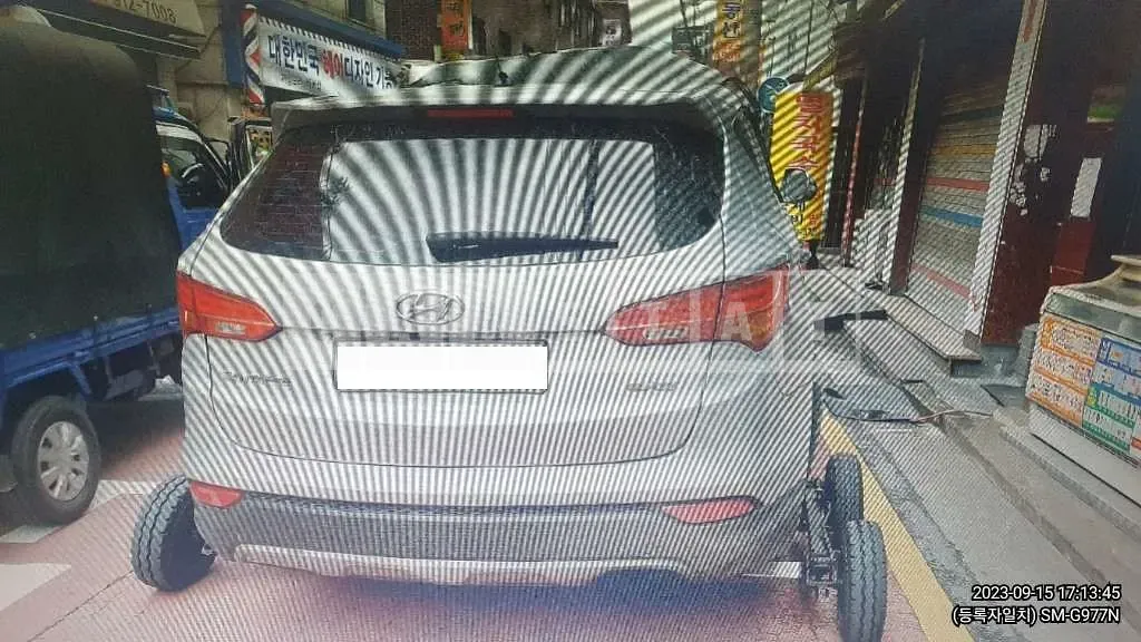 Photo 2 of 8: 2015 Hyundai Santa Fe, VIN KMHSU81UBFU447039 — Korean insurance auction