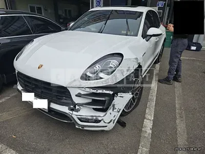 Photo 1 of 44: 2017 Porsche Macan Turbo — Korean insurance auction
