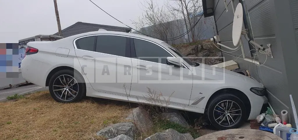 Photo 2 of 17: 2021 BMW 520i — Korean insurance auction