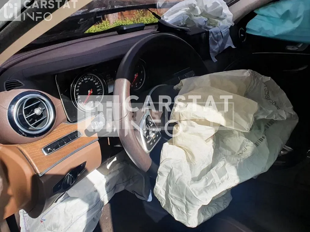 Photo 2 of 12: 2019 Mercedes-Benz E220 d 4Matic, VIN WDDZF0FB1KA522492 — Korean insurance auction